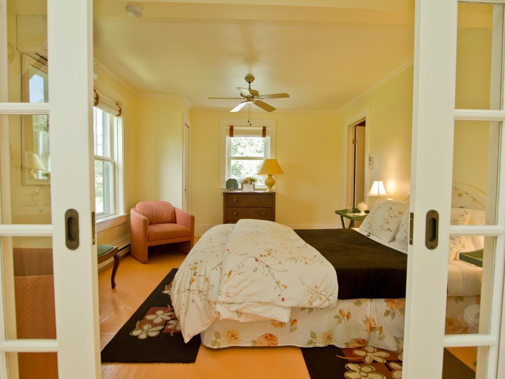 Auberge La Raveaudiere North Hatley Room photo