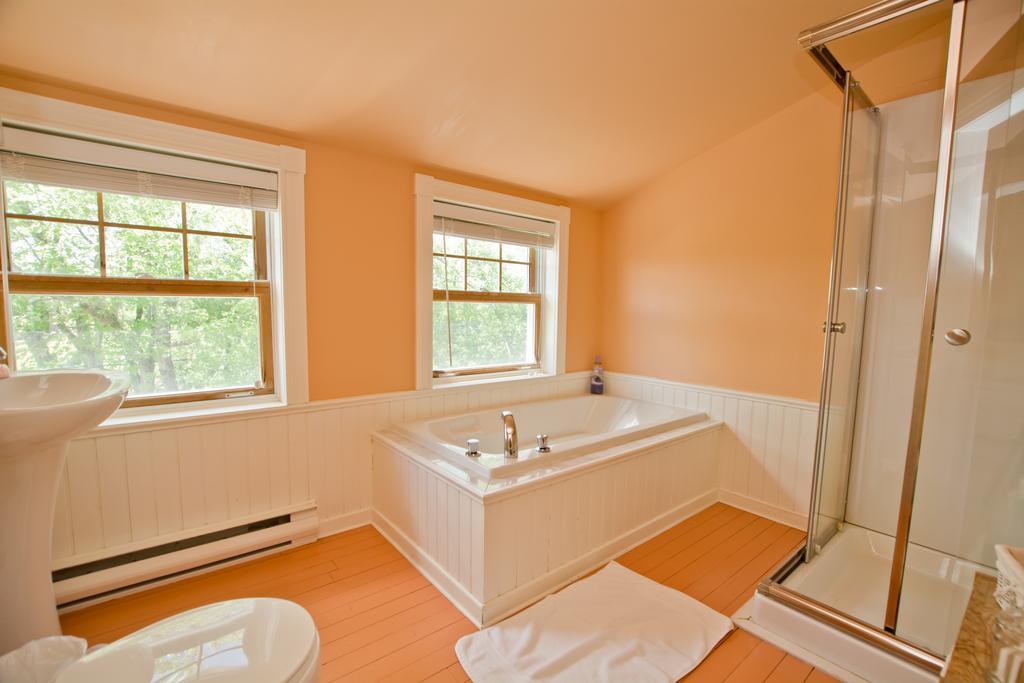 Auberge La Raveaudiere North Hatley Room photo